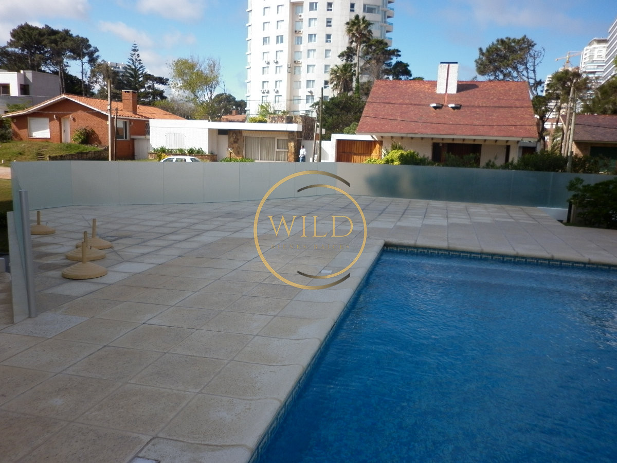 Apartamento ID.5581 - Apartamento en alquiler de  3 dormitorios y dependencia en Punta del Este