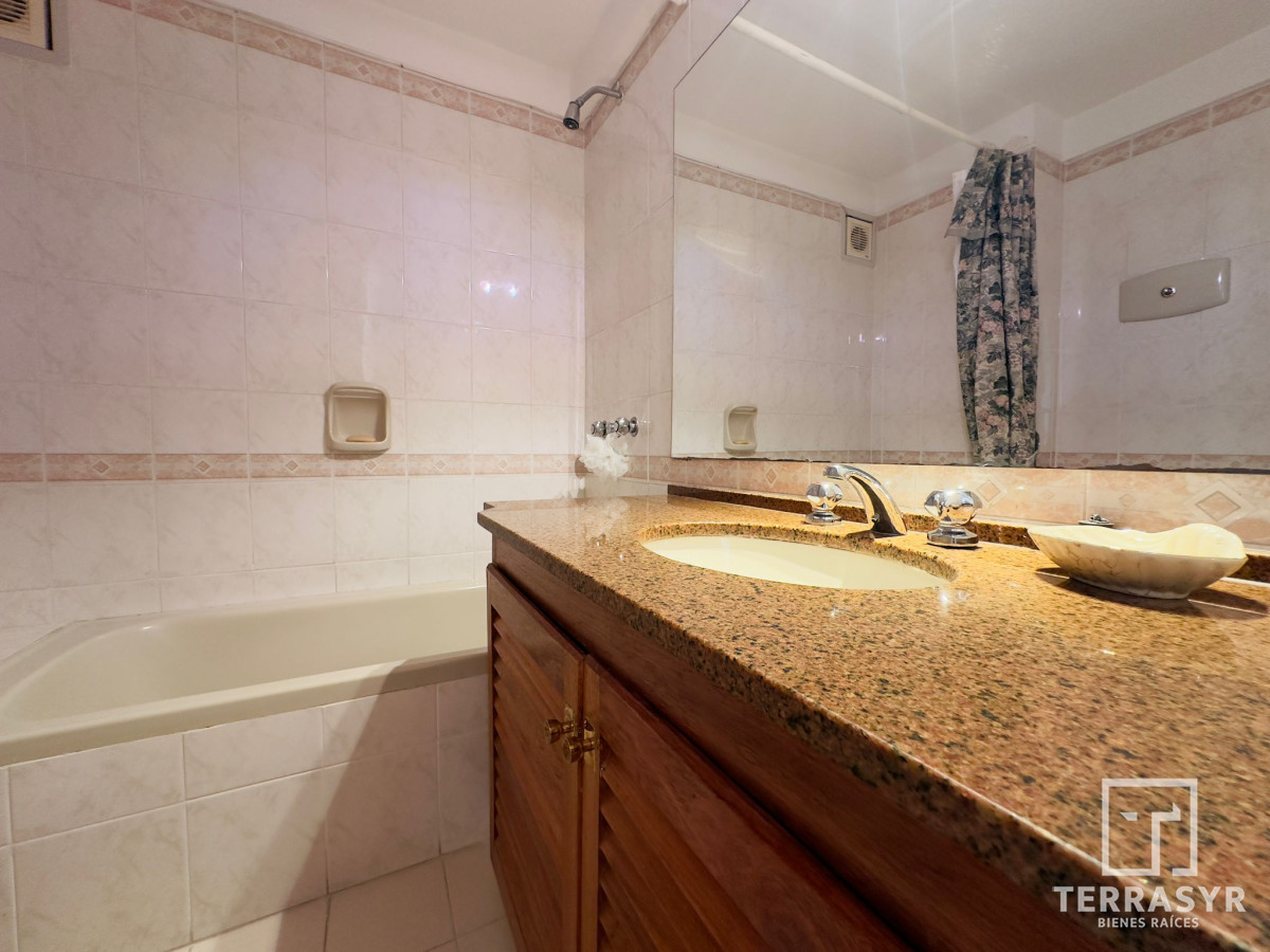 Apartamento ID.775 - Apto en venta de 2 dormitorios, 2 baños, Punta del este. 