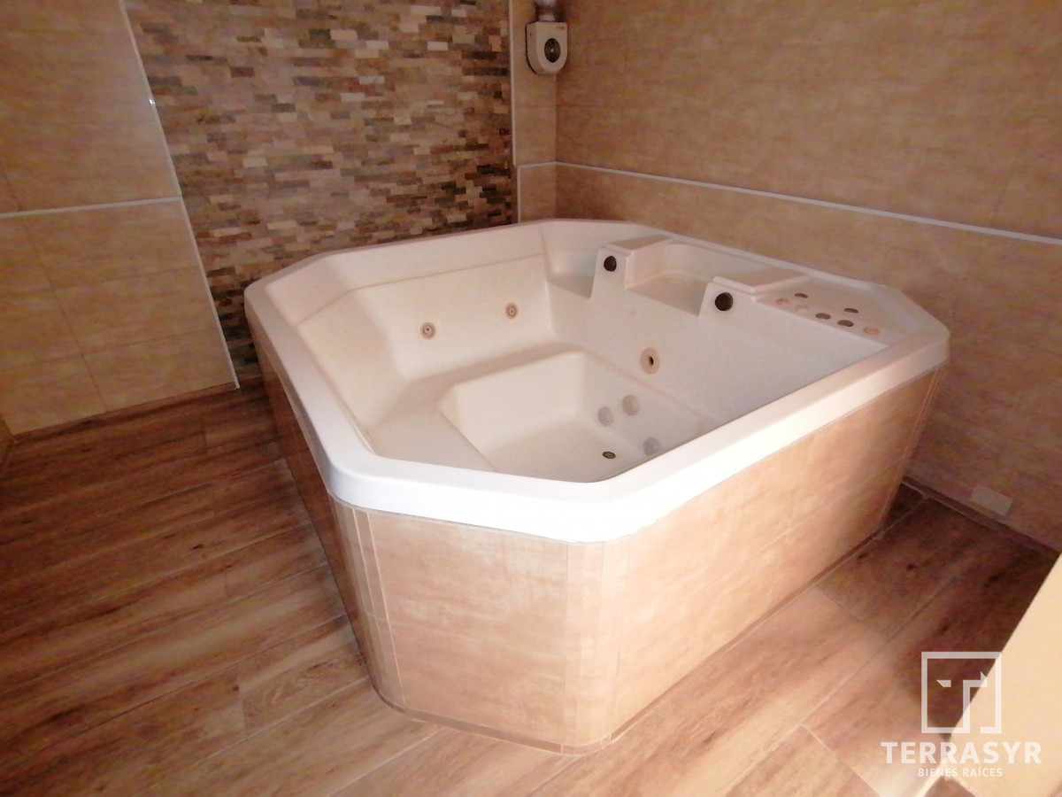 Apartamento ID.775 - Apto en venta de 2 dormitorios, 2 baños, Punta del este. 