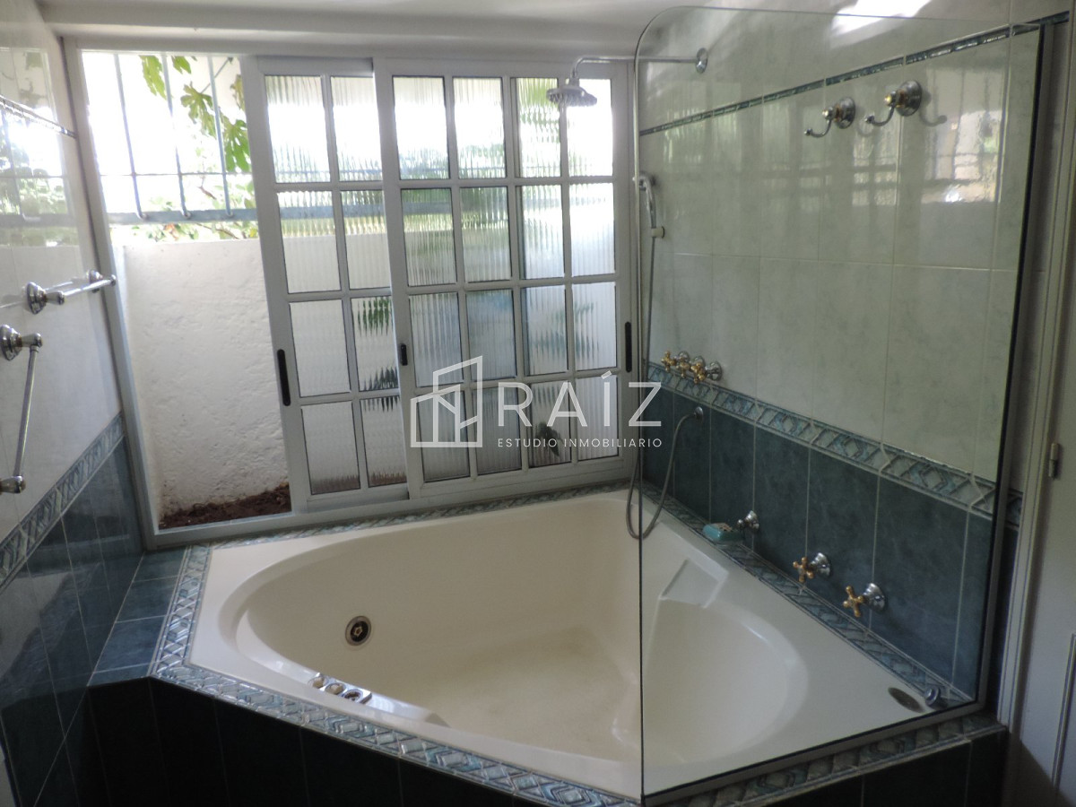 Casa ID.10524 - VENDO CASA DE 5 DORMITORIOS EN PUNTA DEL ESTE