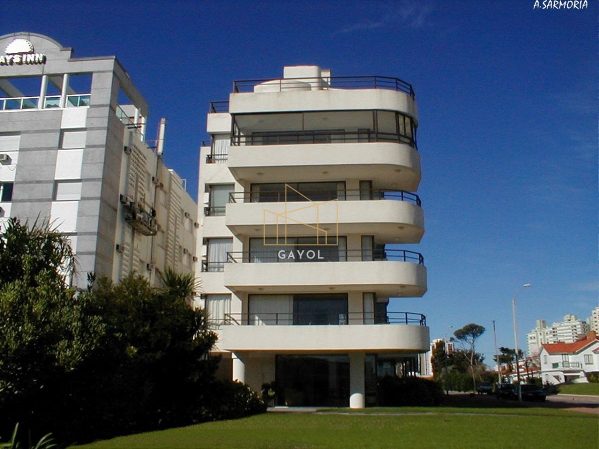 Apartamento ID.1438 - Apartamento en venta, 3 dormitorios, vista al mar, primera linea, playa mansa.