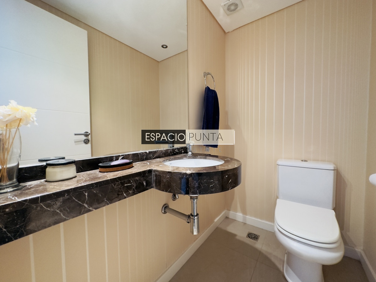 Apartamento ID.3833 - Venta de apartamento de 2 dormitorios Playa mansa con parrillero