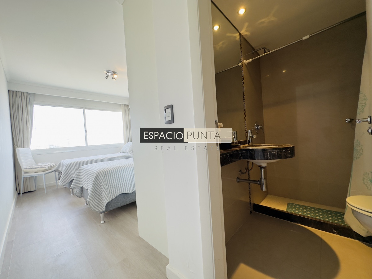 Apartamento ID.3833 - Venta de apartamento de 2 dormitorios Playa mansa con parrillero