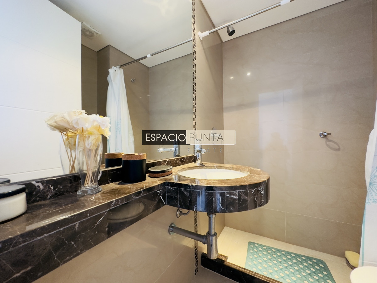 Apartamento ID.3833 - Venta de apartamento de 2 dormitorios Playa mansa con parrillero