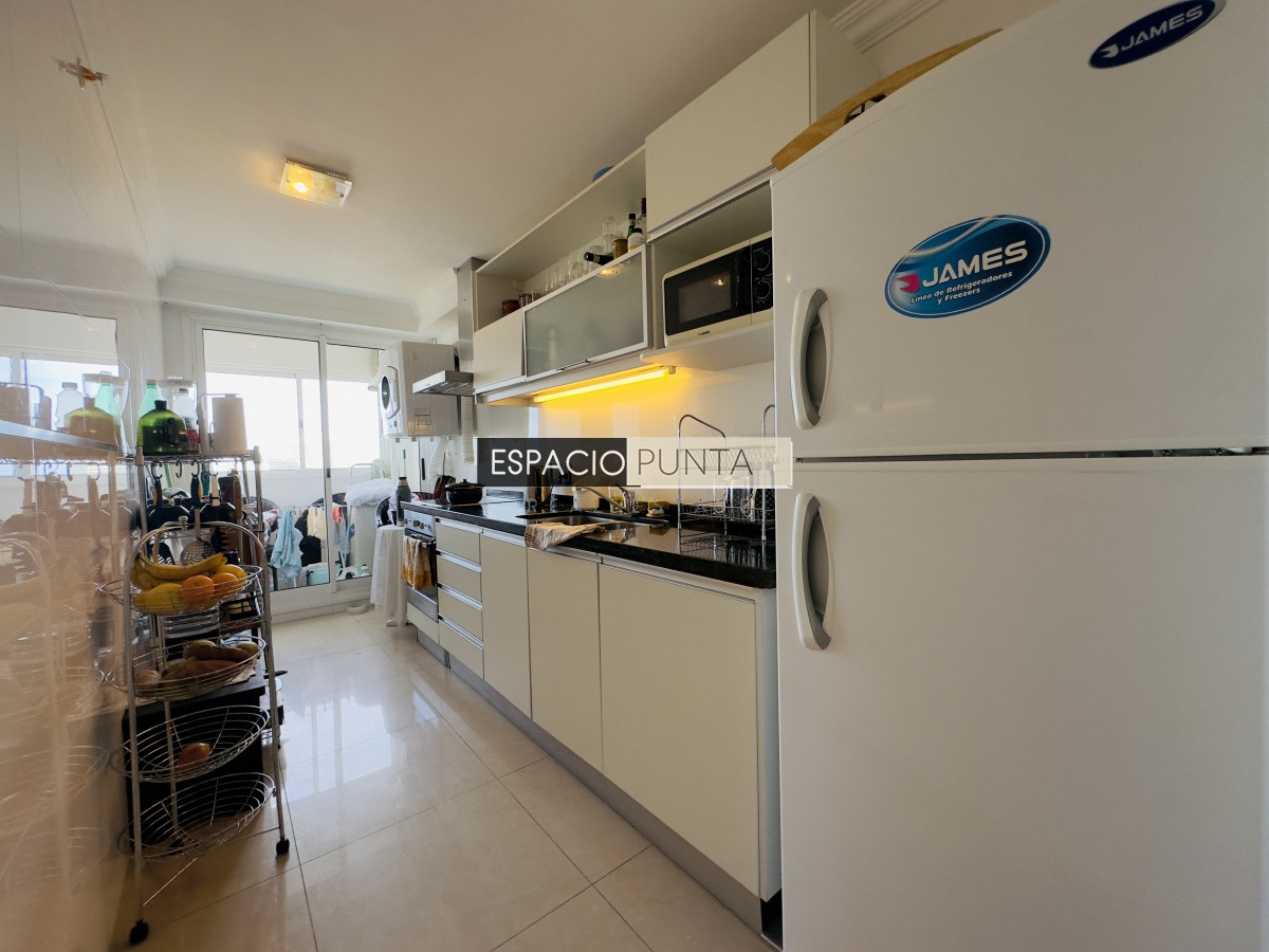 Apartamento ID.3833 - Venta de apartamento de 2 dormitorios Playa mansa con parrillero