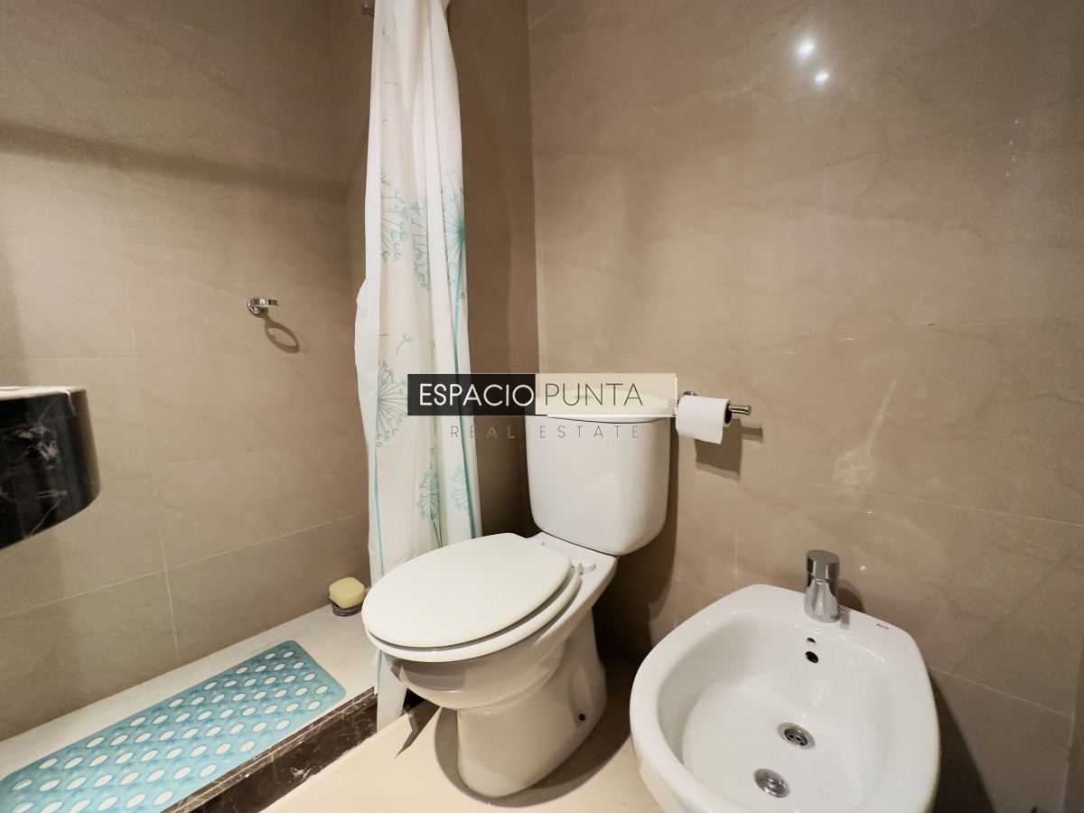 Apartamento ID.3833 - Venta de apartamento de 2 dormitorios Playa mansa con parrillero