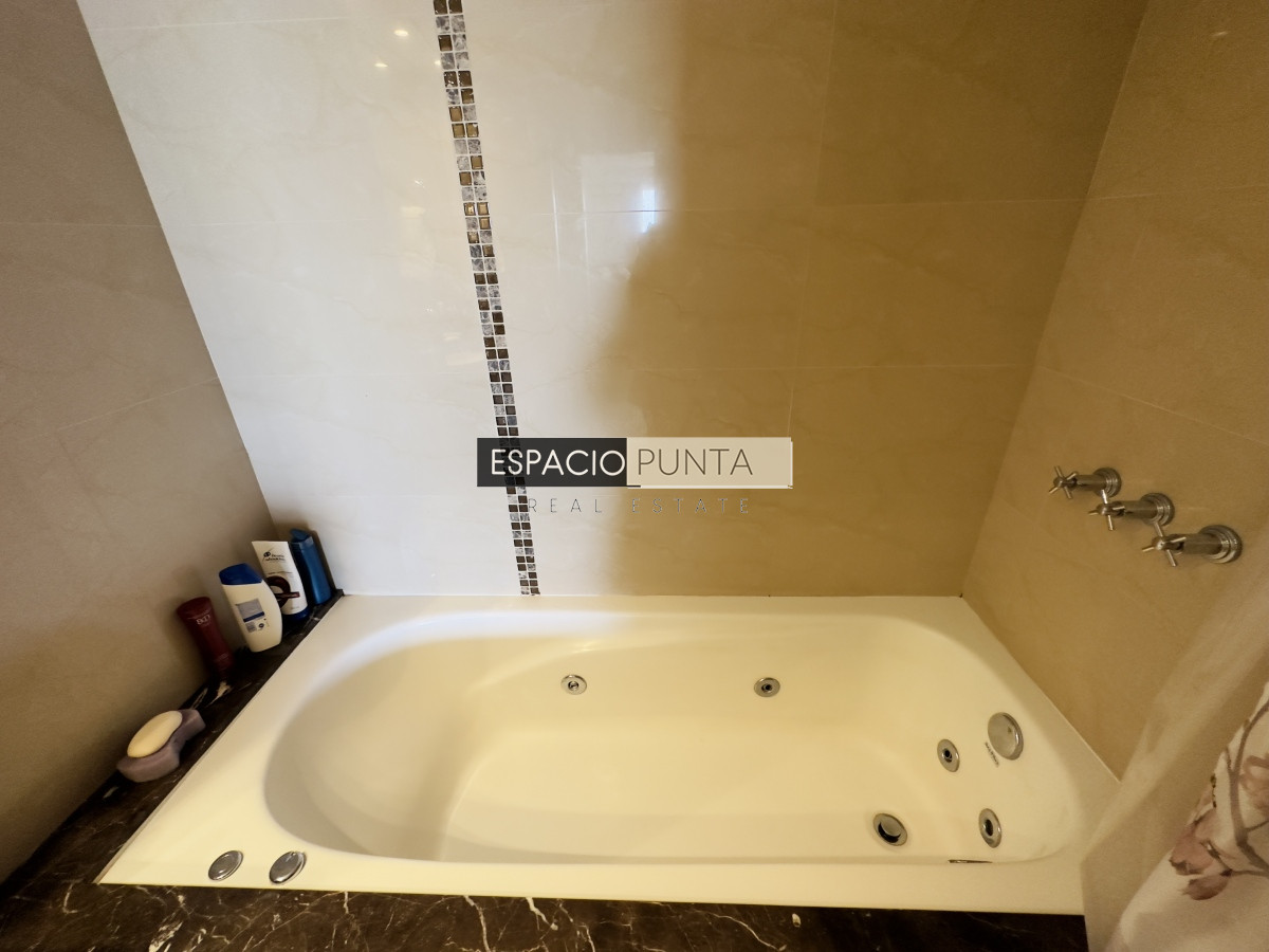 Apartamento ID.3833 - Venta de apartamento de 2 dormitorios Playa mansa con parrillero