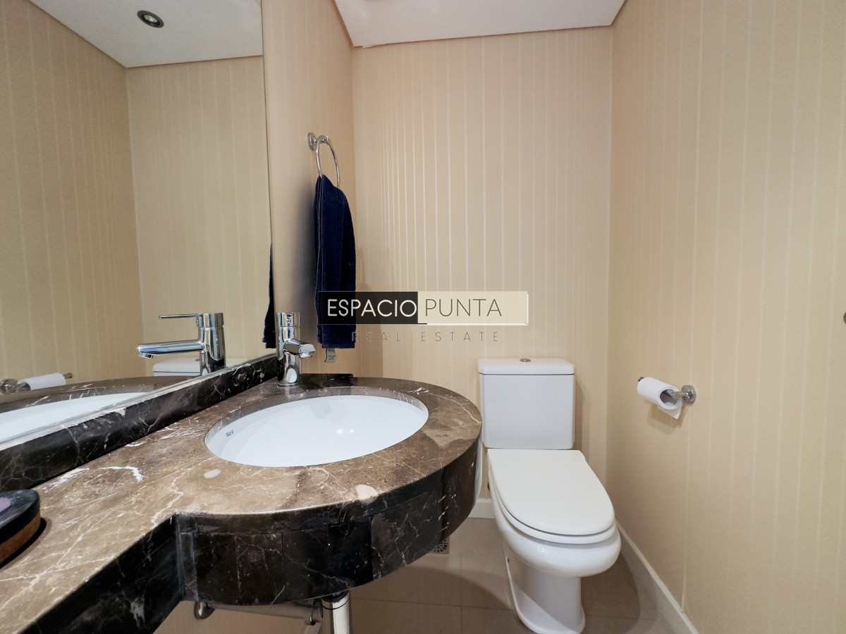 Apartamento ID.3833 - Venta de apartamento de 2 dormitorios Playa mansa con parrillero