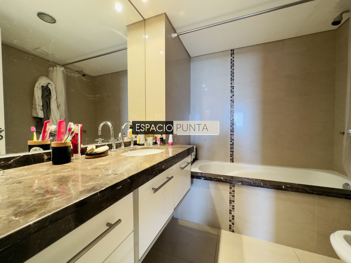 Apartamento ID.3833 - Venta de apartamento de 2 dormitorios Playa mansa con parrillero