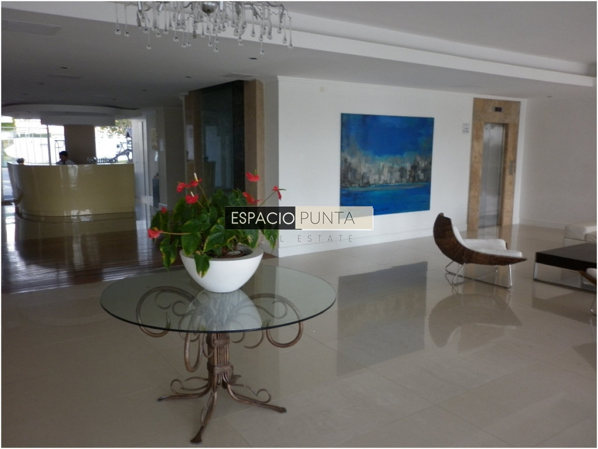 Apartamento ID.3833 - Venta de apartamento de 2 dormitorios Playa mansa con parrillero
