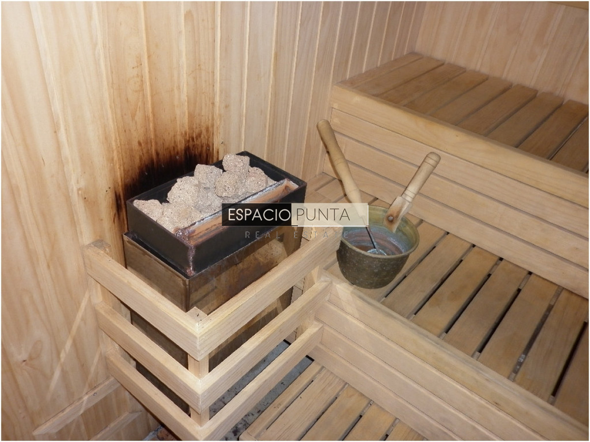 Apartamento ID.3833 - Venta de apartamento de 2 dormitorios Playa mansa con parrillero