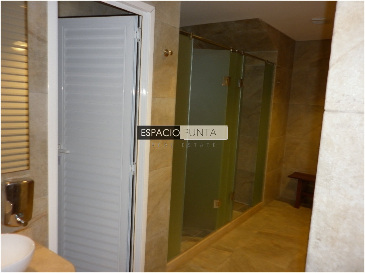 Apartamento ID.3833 - Venta de apartamento de 2 dormitorios Playa mansa con parrillero