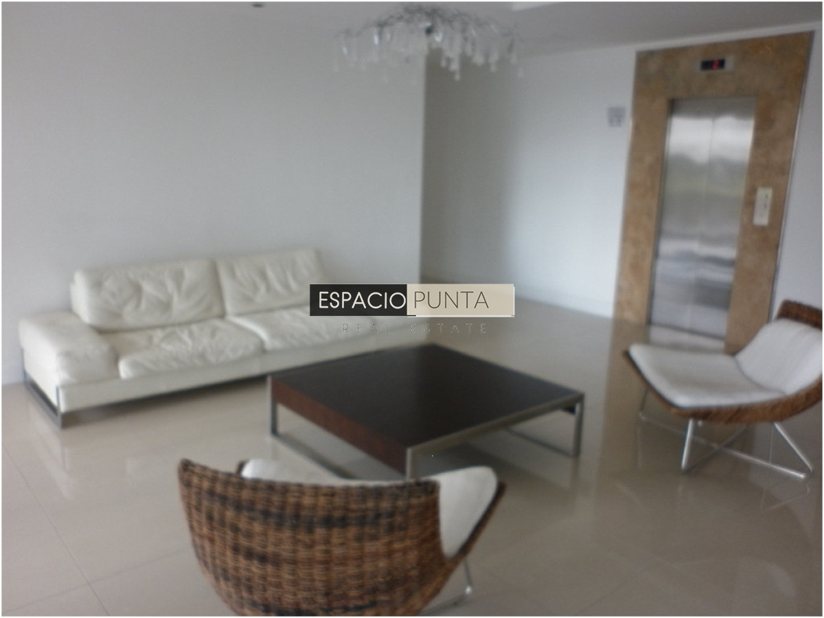 Apartamento ID.3833 - Venta de apartamento de 2 dormitorios Playa mansa con parrillero