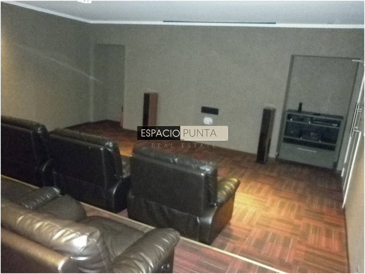 Apartamento ID.3833 - Venta de apartamento de 2 dormitorios Playa mansa con parrillero