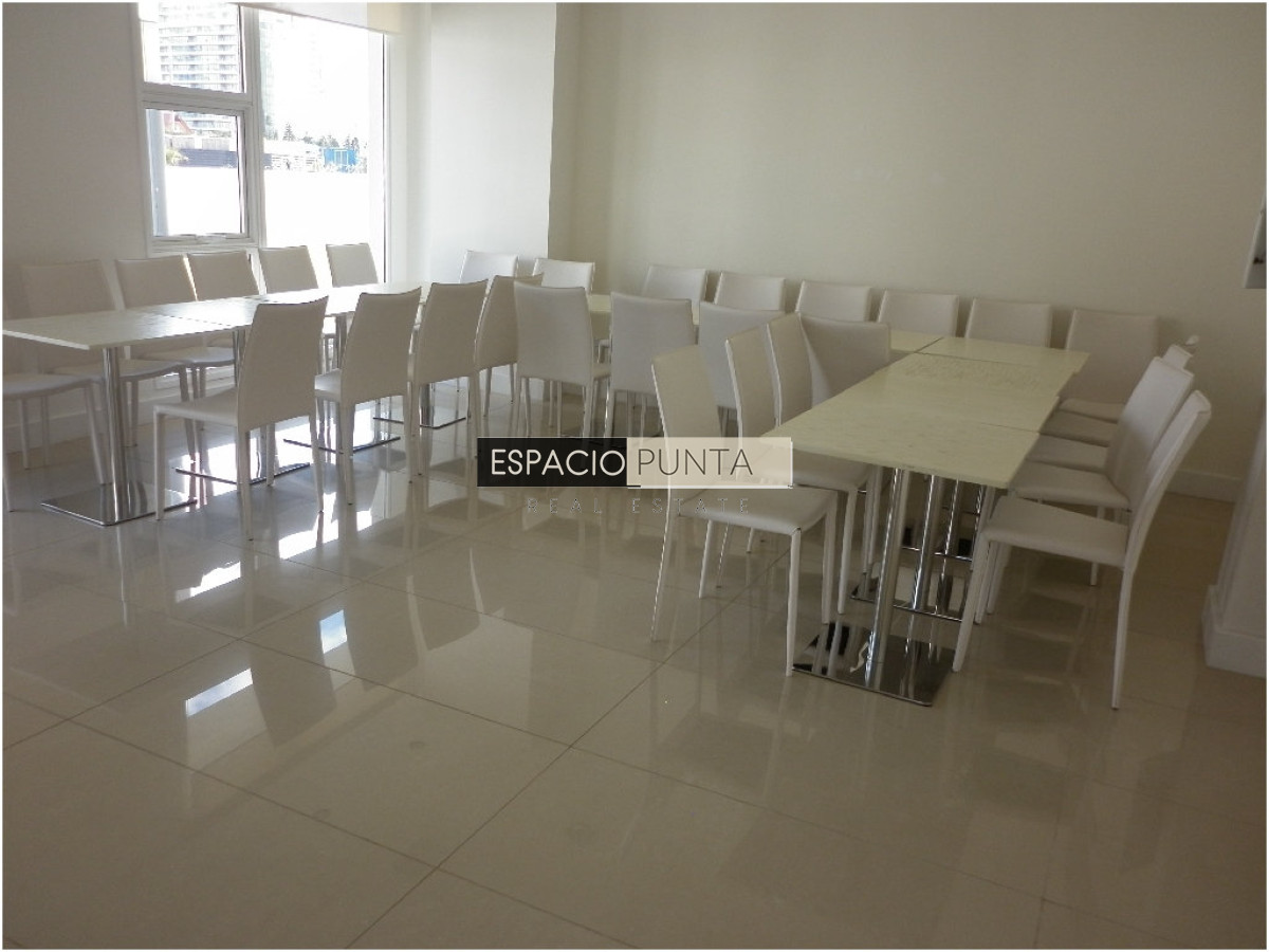 Apartamento ID.3833 - Venta de apartamento de 2 dormitorios Playa mansa con parrillero