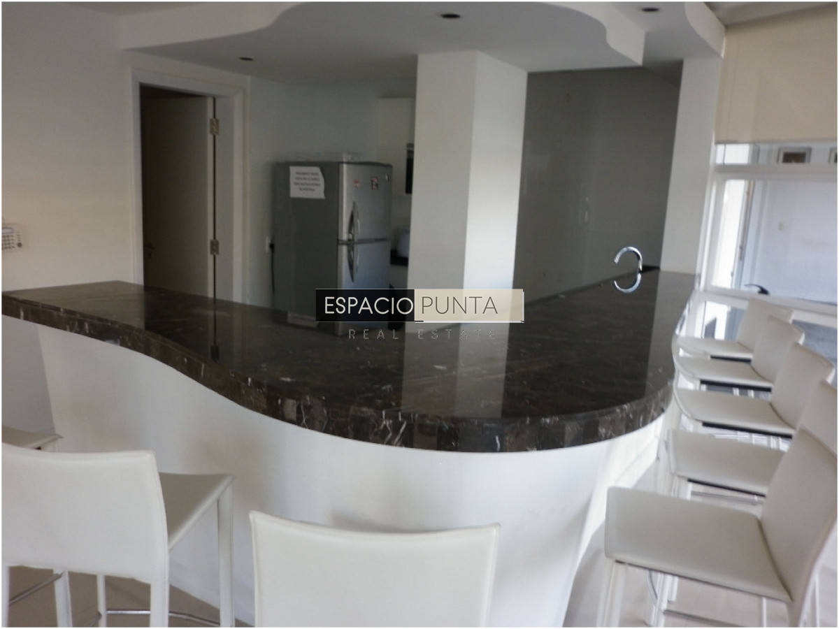 Apartamento ID.3833 - Venta de apartamento de 2 dormitorios Playa mansa con parrillero