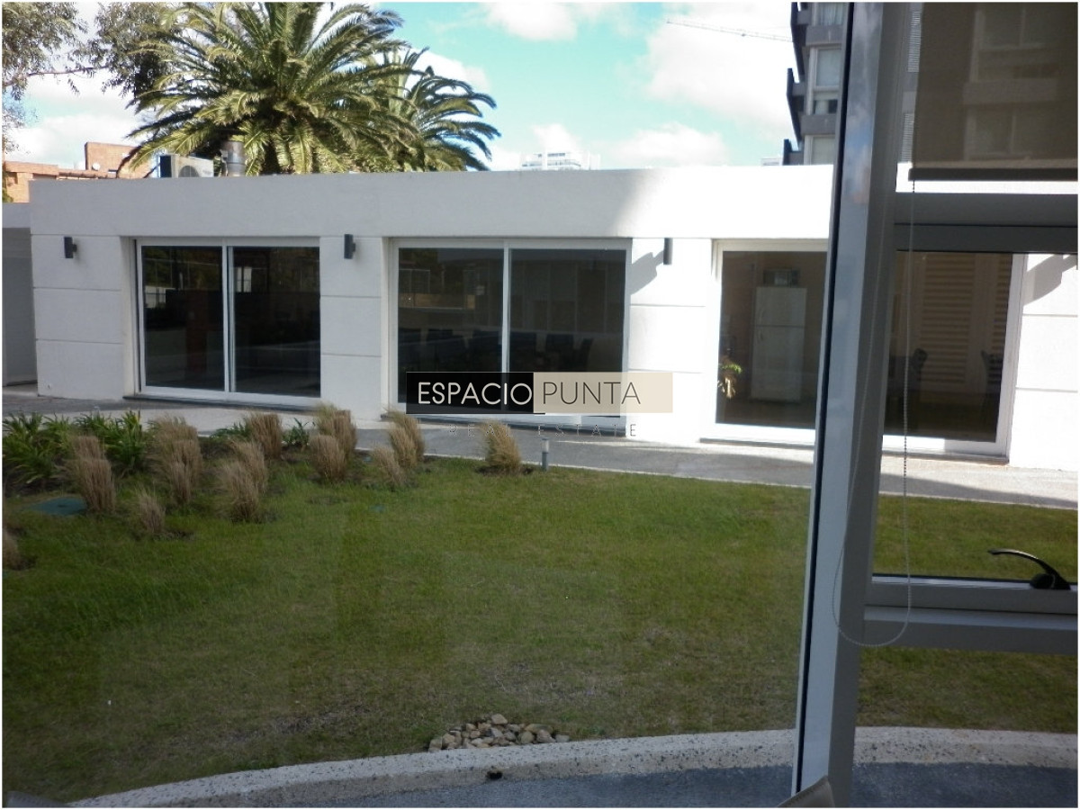 Apartamento ID.3833 - Venta de apartamento de 2 dormitorios Playa mansa con parrillero