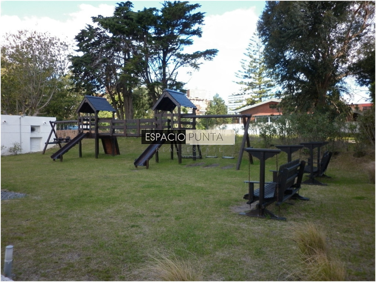 Apartamento ID.3833 - Venta de apartamento de 2 dormitorios Playa mansa con parrillero