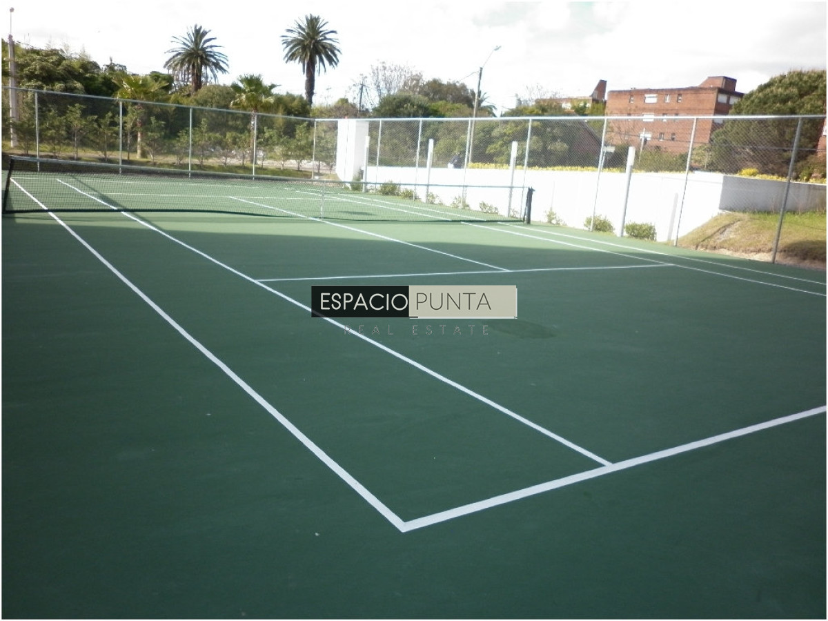 Apartamento ID.3833 - Venta de apartamento de 2 dormitorios Playa mansa con parrillero