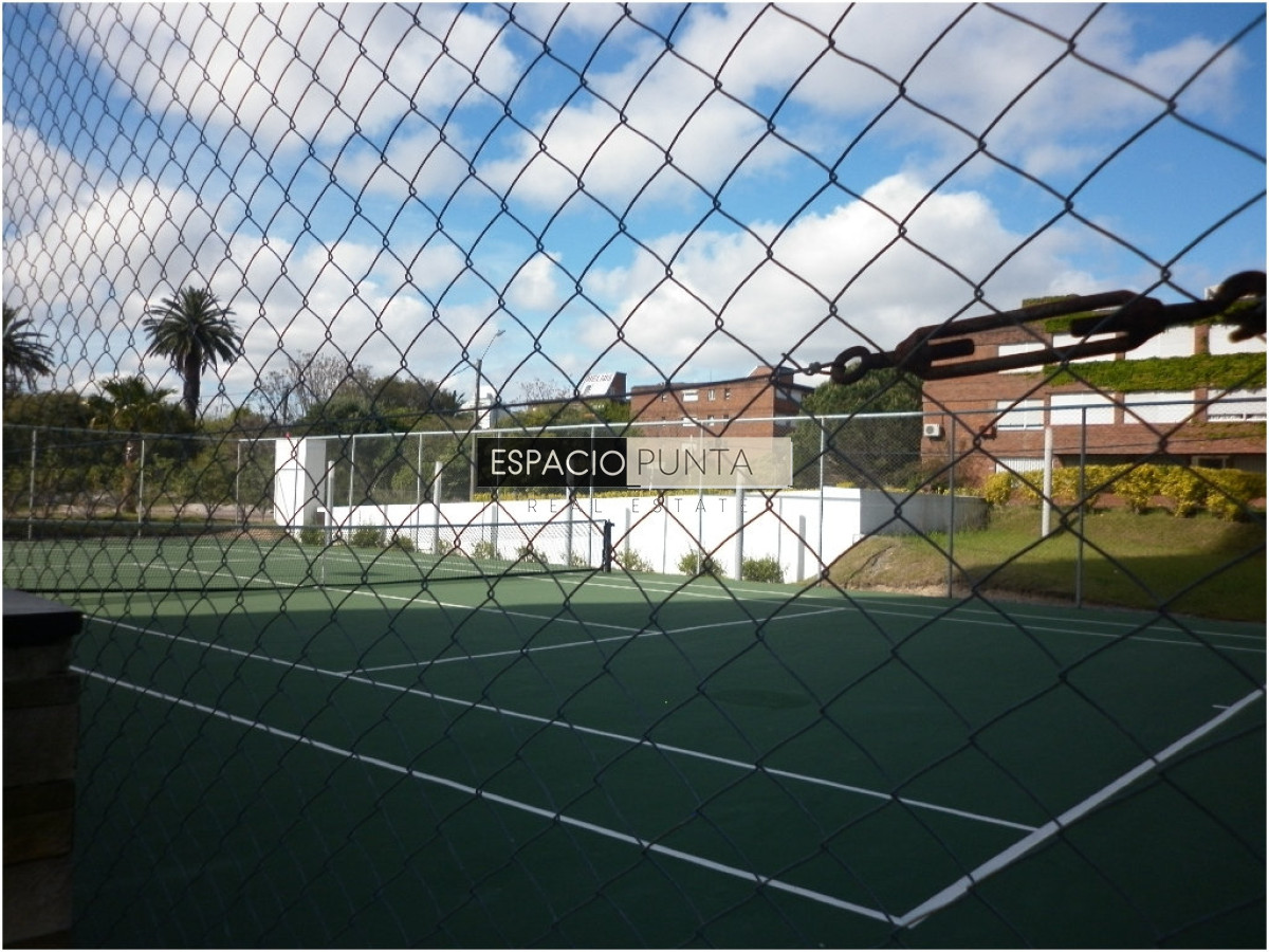 Apartamento ID.3833 - Venta de apartamento de 2 dormitorios Playa mansa con parrillero