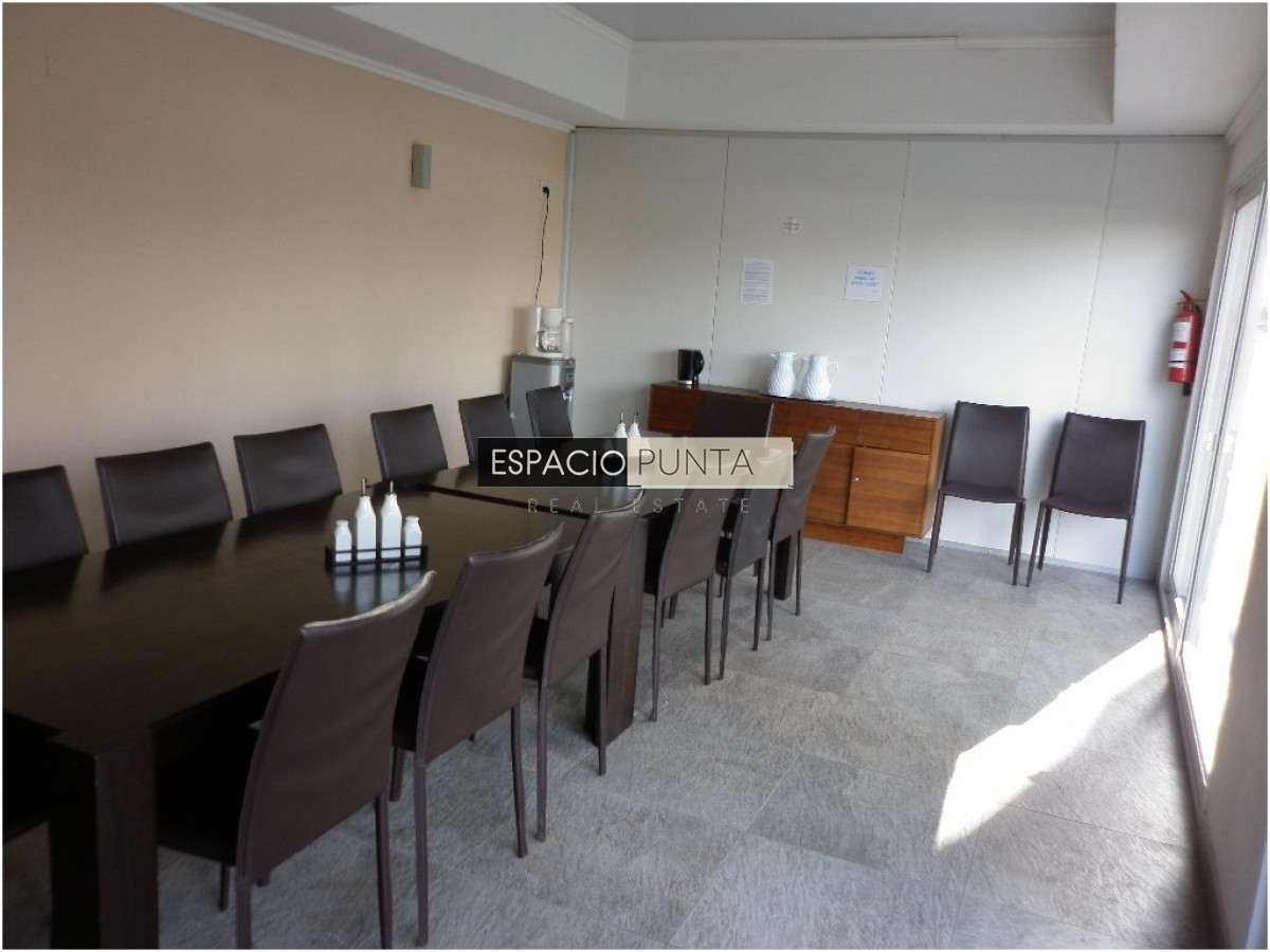 Apartamento ID.3833 - Venta de apartamento de 2 dormitorios Playa mansa con parrillero
