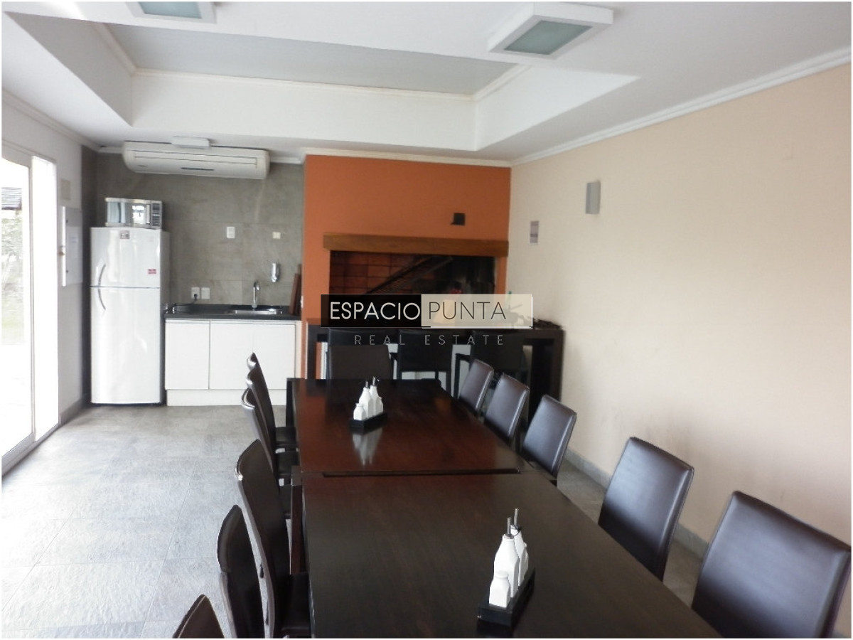 Apartamento ID.3833 - Venta de apartamento de 2 dormitorios Playa mansa con parrillero