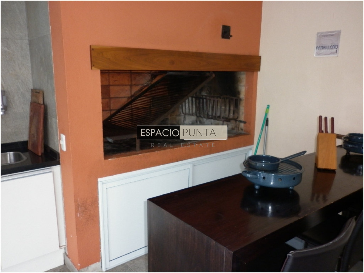 Apartamento ID.3833 - Venta de apartamento de 2 dormitorios Playa mansa con parrillero