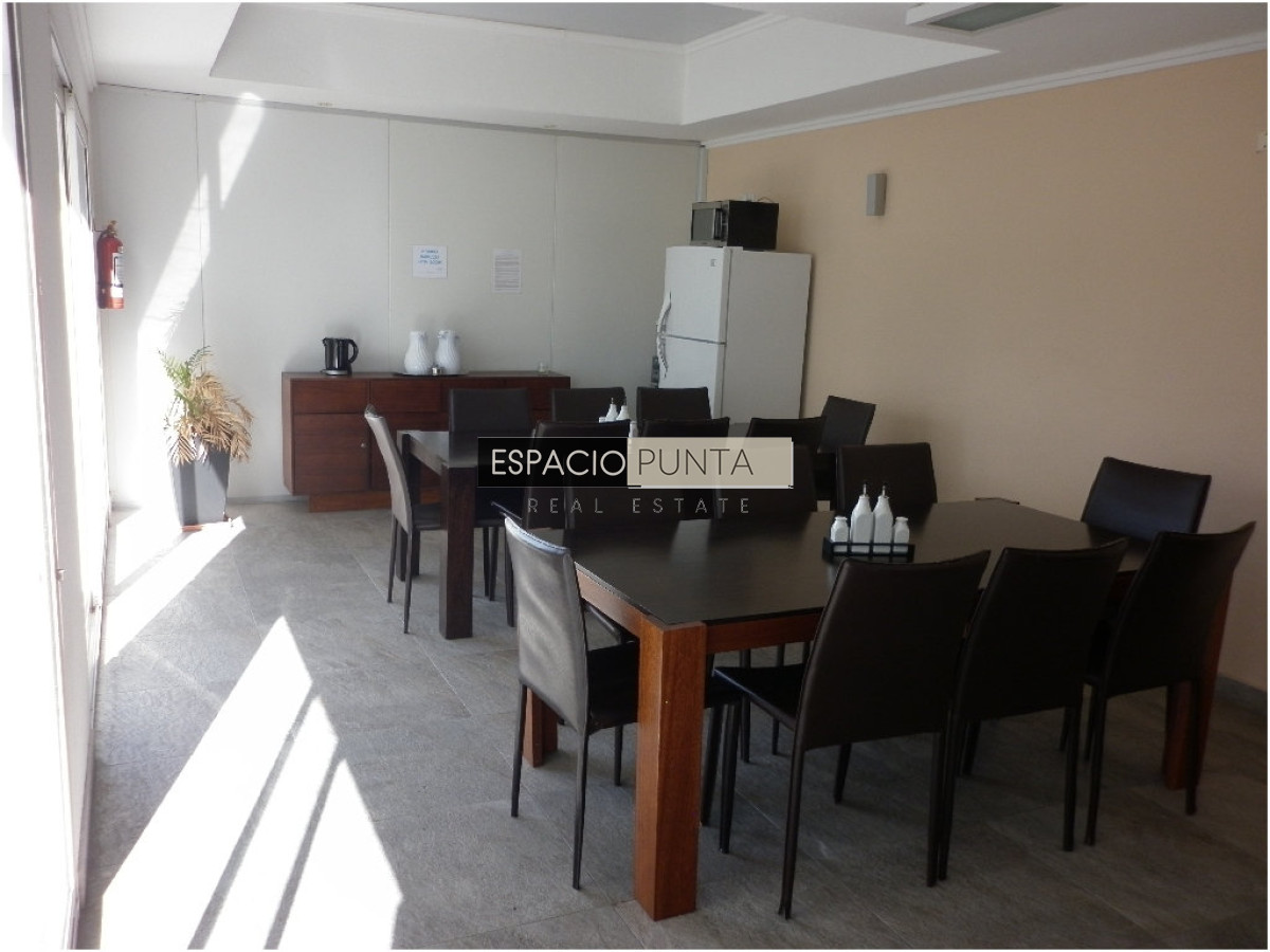 Apartamento ID.3833 - Venta de apartamento de 2 dormitorios Playa mansa con parrillero
