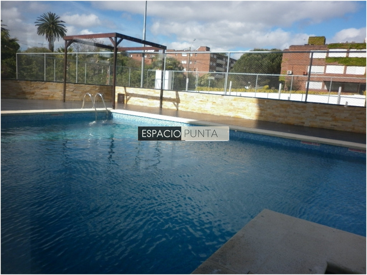 Apartamento ID.3833 - Venta de apartamento de 2 dormitorios Playa mansa con parrillero