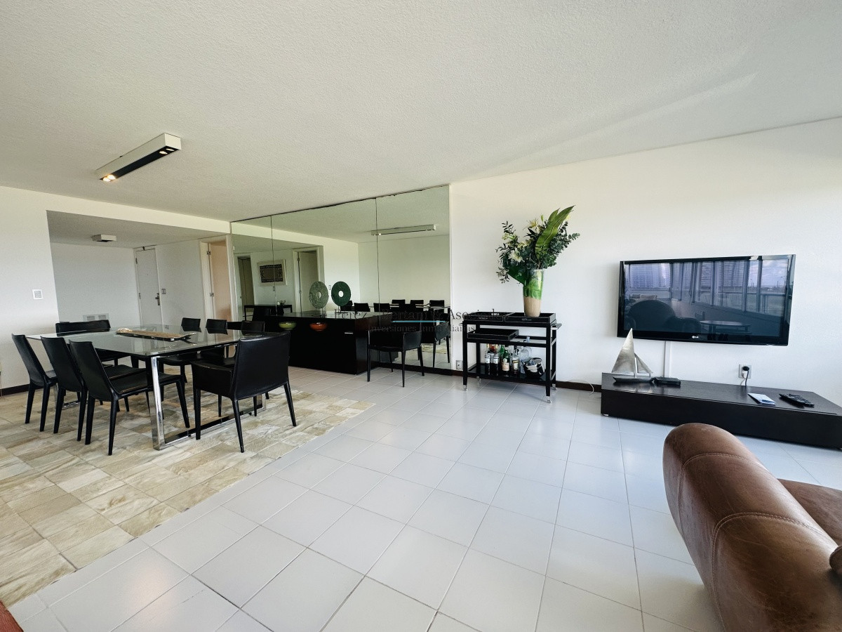 Apartamento ID.1019 - Apartamento de 3 dormitorios y dependencia de servicio en Punta del Este