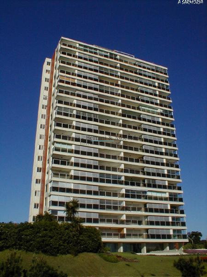 Apartamento ID.1017 -  Apartamento en venta de tres dormitorios en Punta del Este