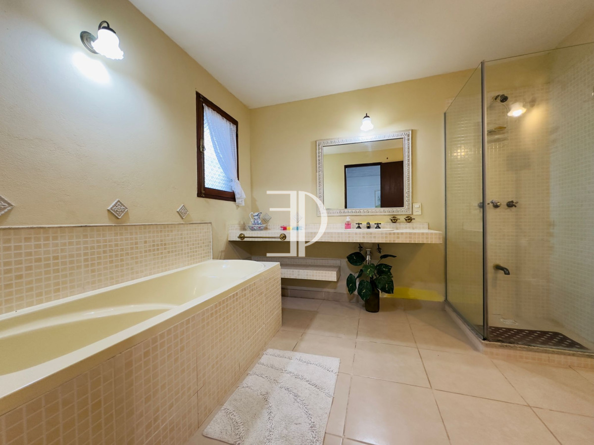 Casa ID.302 - Casa en VENTA, 3 dormitorios, Punta del Este