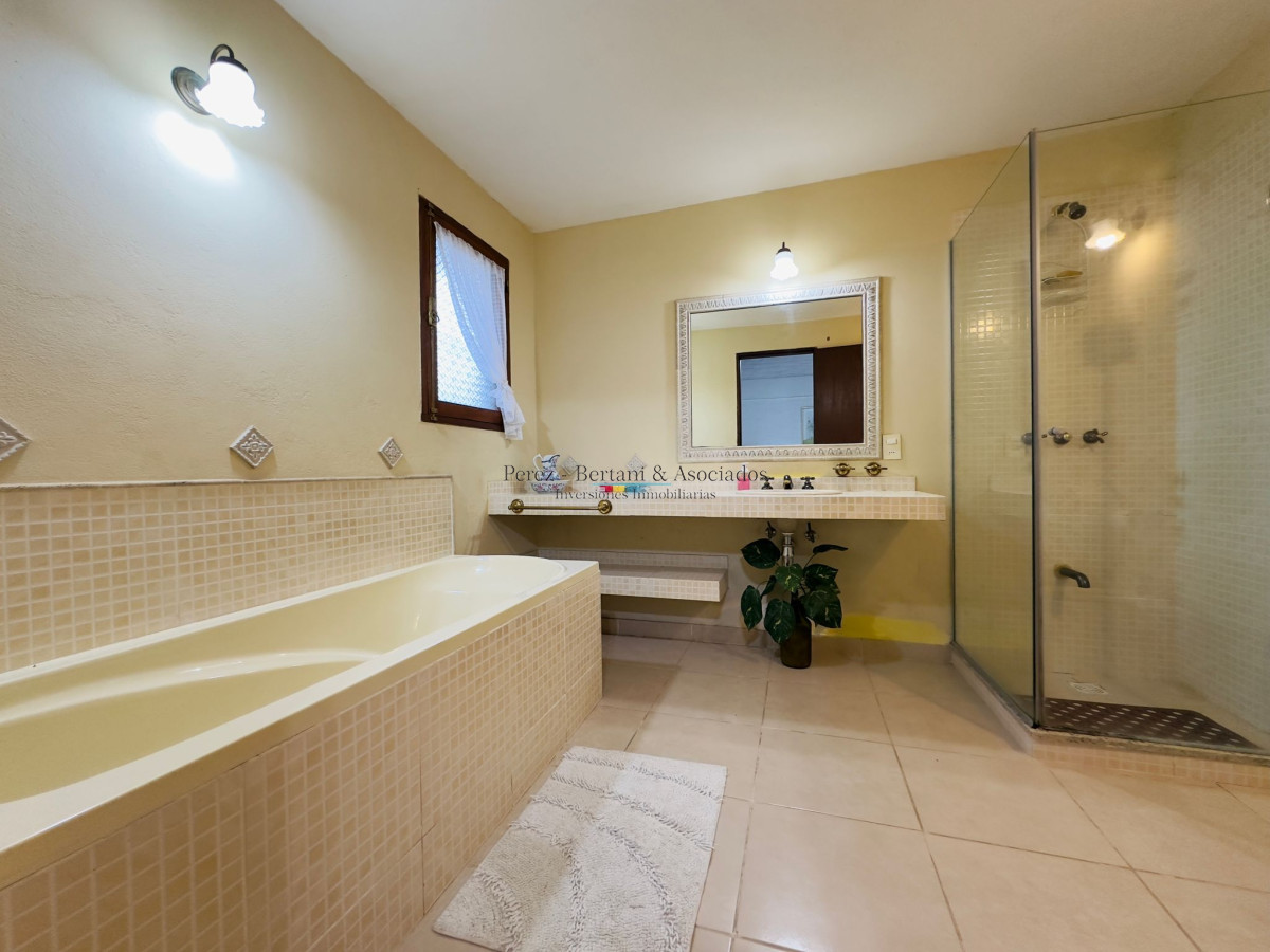 Casa ID.302 - Casa en VENTA, 3 dormitorios, Punta del Este