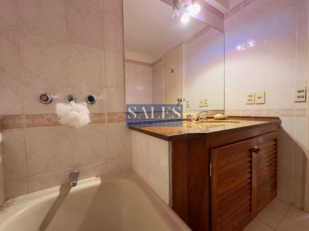 Apartamento ID.389 - Apto en venta de 2 dormitorios, 2 baños, Punta del este. 