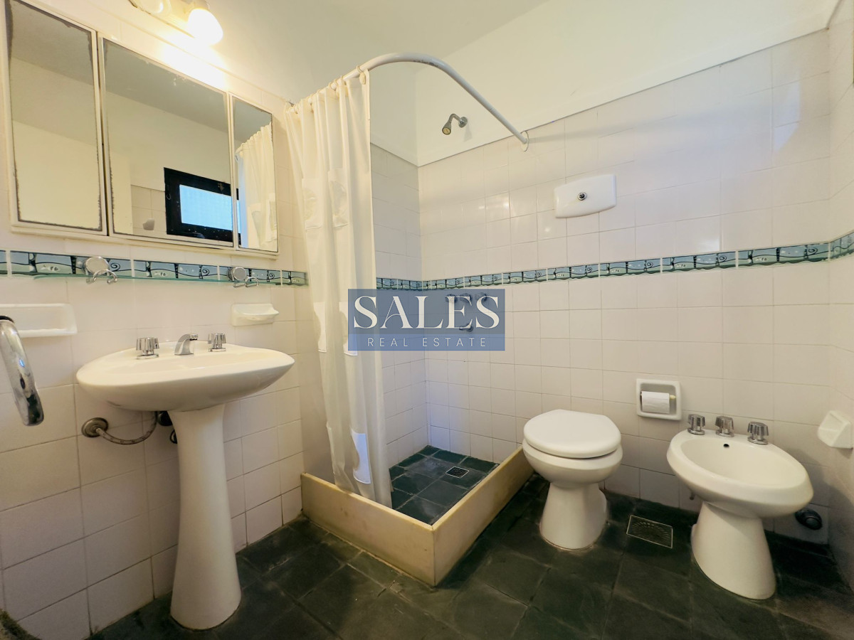 Casa ID.712 - Casa en VENTA, 50 metros de la playa brava, 4 dormitorios.