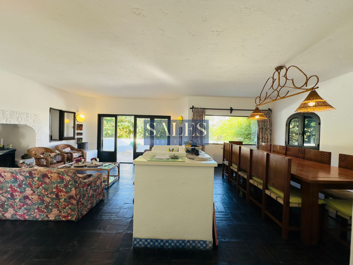 Casa ID.712 - Casa en VENTA, 50 metros de la playa brava, 4 dormitorios.