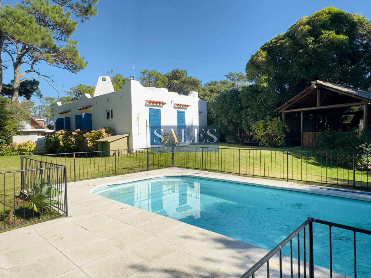 Casa ID.712 - Casa en VENTA, 50 metros de la playa brava, 4 dormitorios.