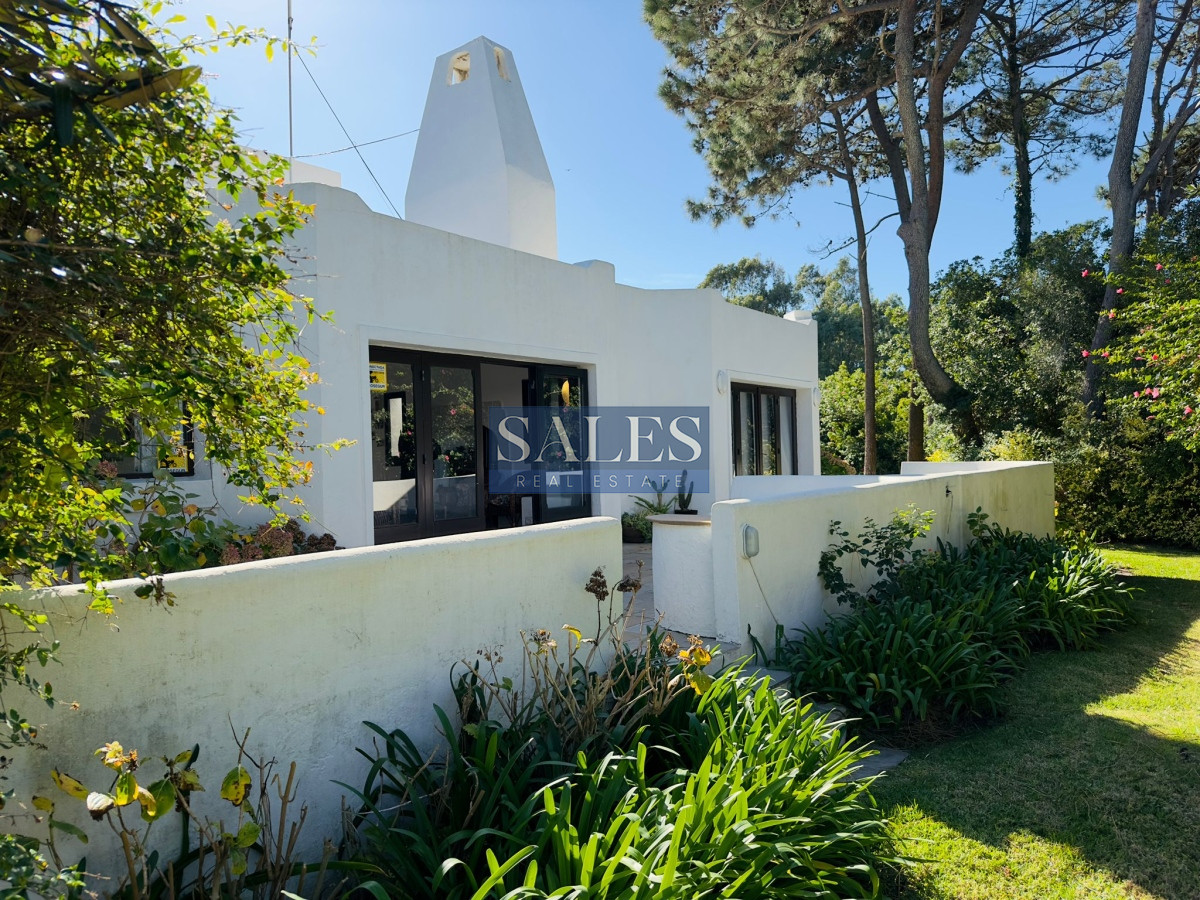Casa ID.712 - Casa en VENTA, 50 metros de la playa brava, 4 dormitorios.