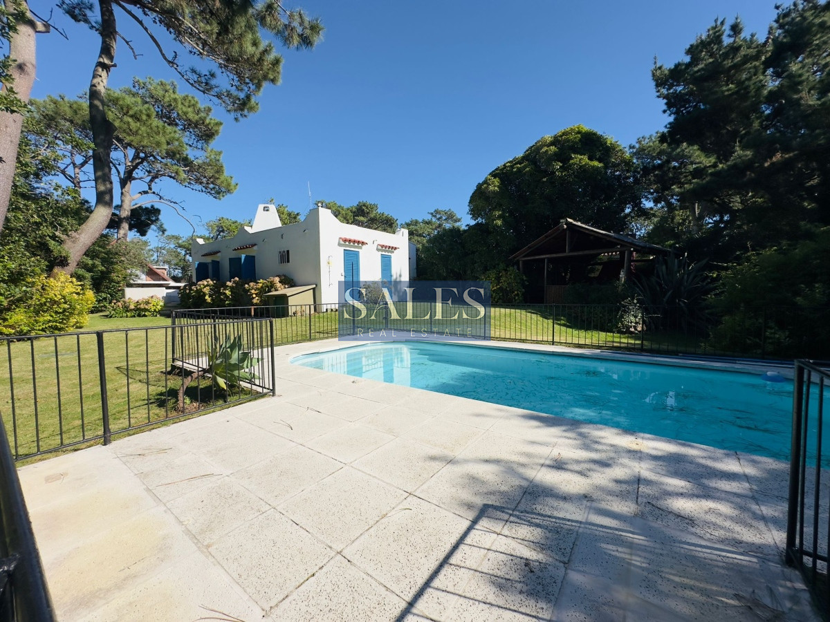 Casa ID.712 - Casa en VENTA, 50 metros de la playa brava, 4 dormitorios.