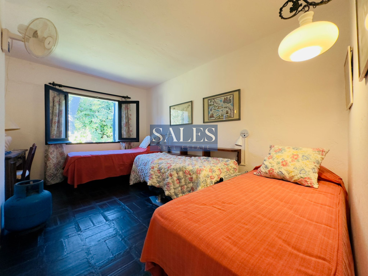 Casa ID.712 - Casa en VENTA, 50 metros de la playa brava, 4 dormitorios.