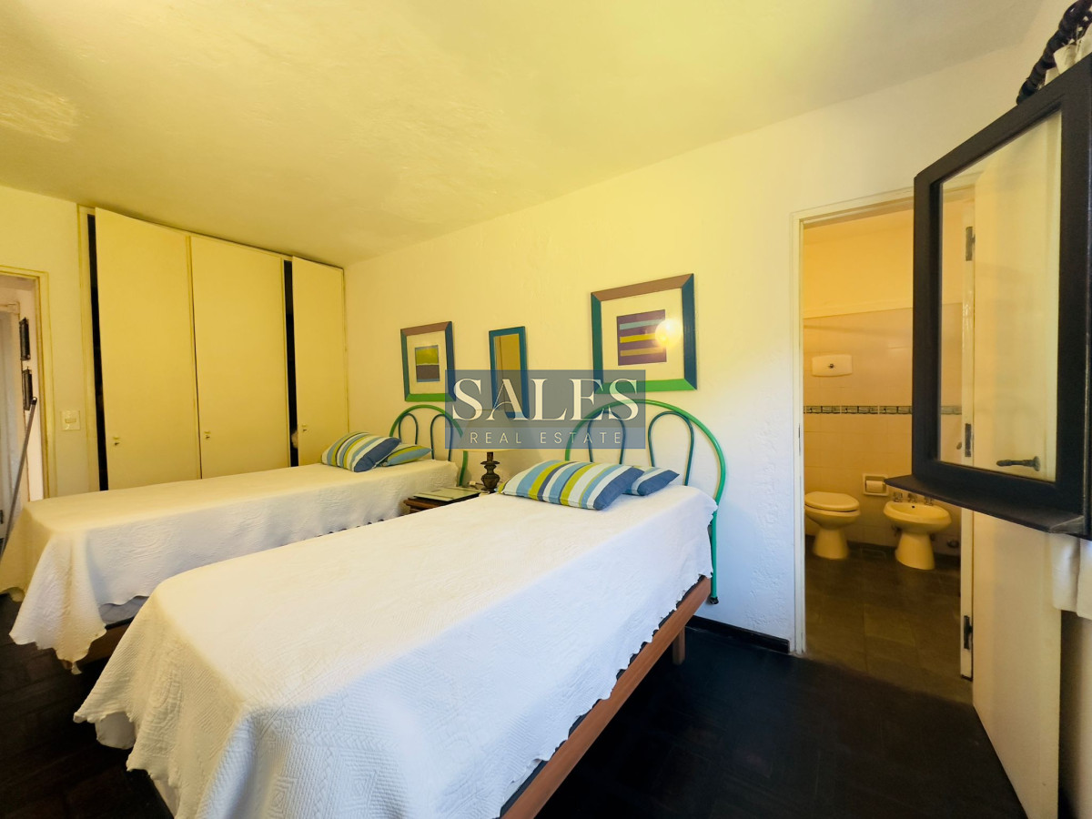 Casa ID.712 - Casa en VENTA, 50 metros de la playa brava, 4 dormitorios.