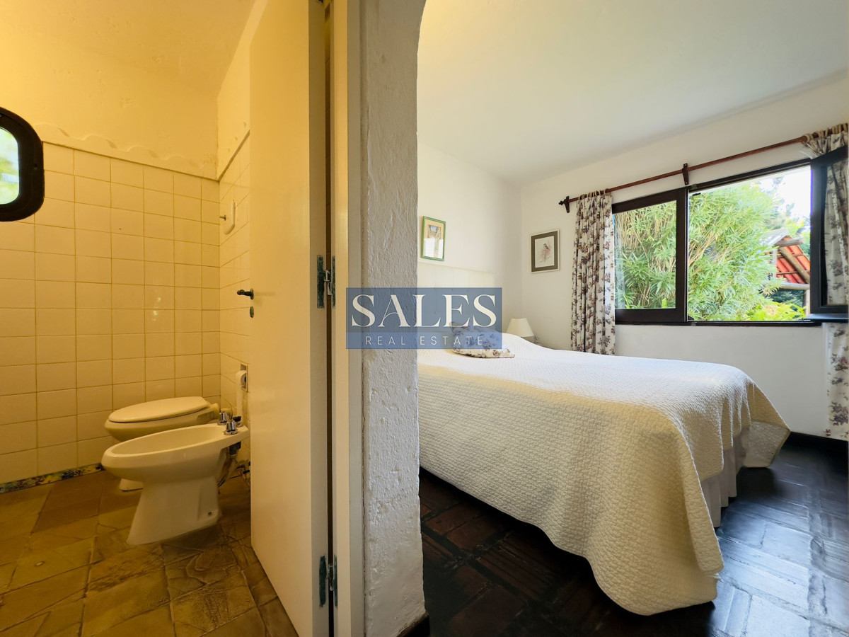 Casa ID.712 - Casa en VENTA, 50 metros de la playa brava, 4 dormitorios.