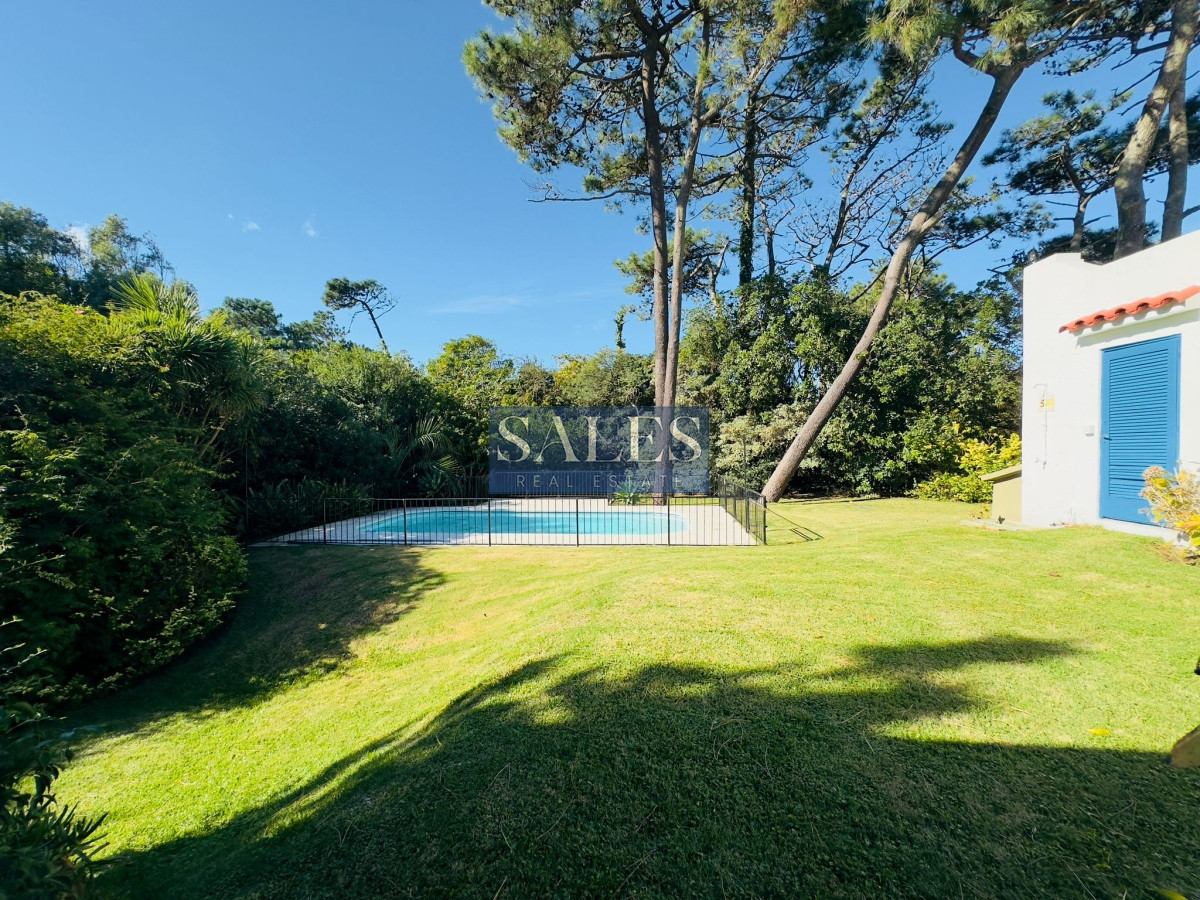 Casa ID.712 - Casa en VENTA, 50 metros de la playa brava, 4 dormitorios.