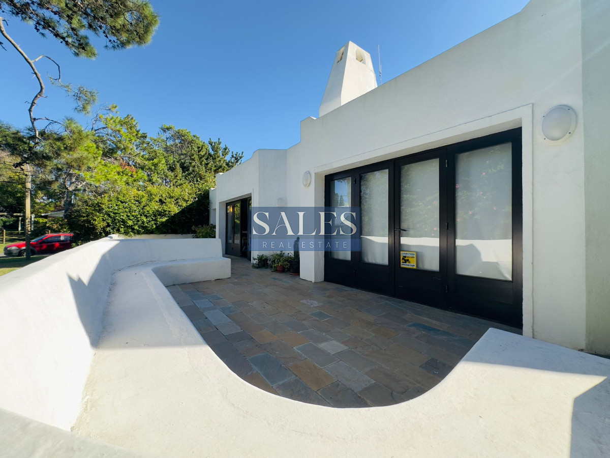 Casa ID.712 - Casa en VENTA, 50 metros de la playa brava, 4 dormitorios.
