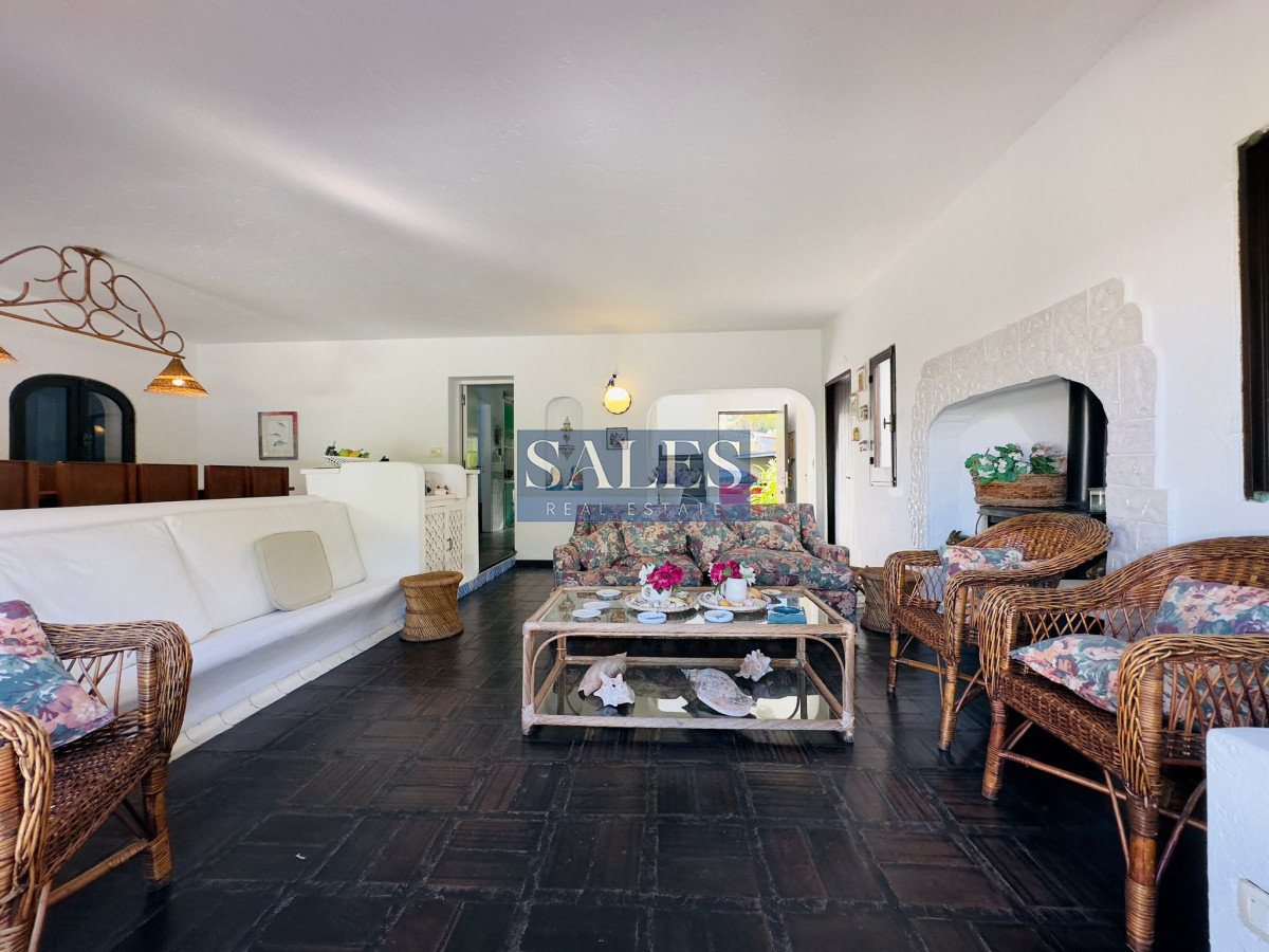 Casa ID.712 - Casa en VENTA, 50 metros de la playa brava, 4 dormitorios.