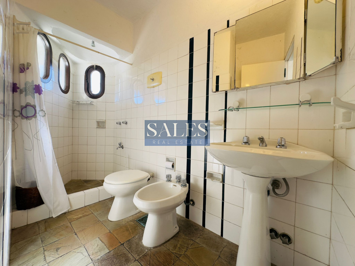Casa ID.712 - Casa en VENTA, 50 metros de la playa brava, 4 dormitorios.