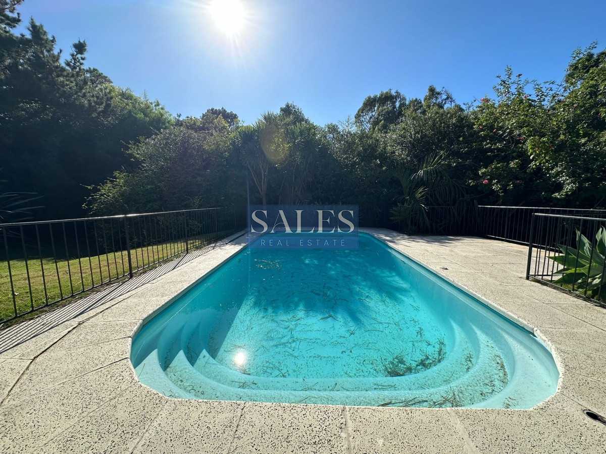 Casa ID.712 - Casa en VENTA, 50 metros de la playa brava, 4 dormitorios.