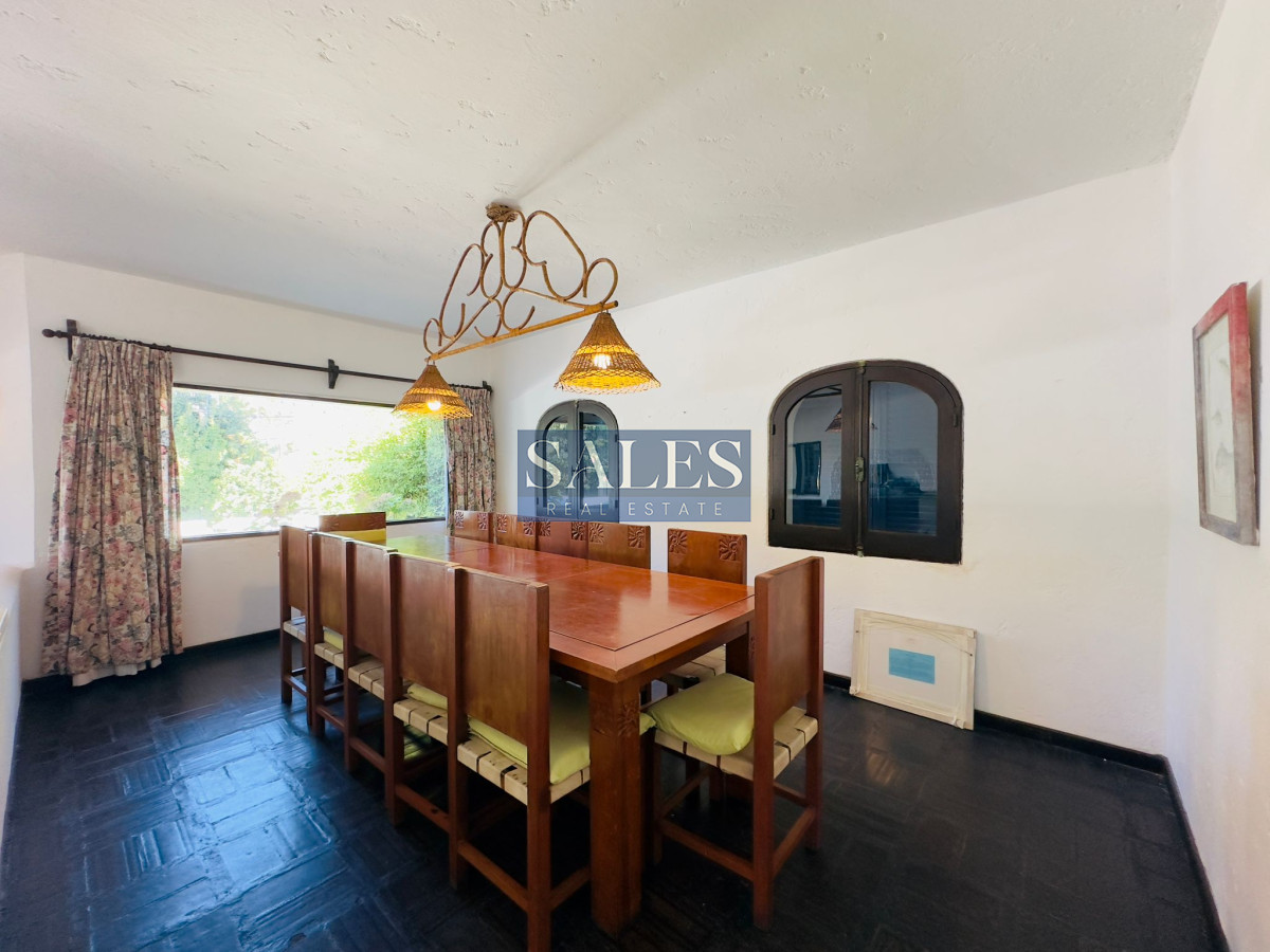 Casa ID.712 - Casa en VENTA, 50 metros de la playa brava, 4 dormitorios.