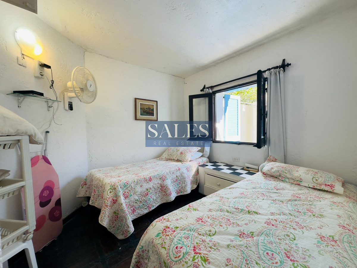 Casa ID.712 - Casa en VENTA, 50 metros de la playa brava, 4 dormitorios.