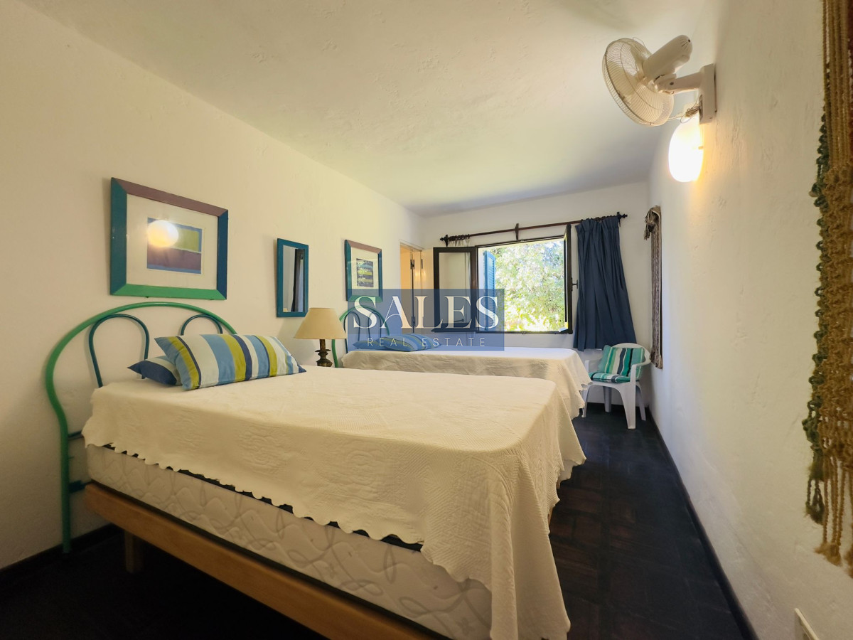 Casa ID.712 - Casa en VENTA, 50 metros de la playa brava, 4 dormitorios.